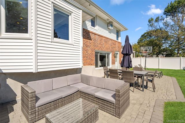 542 N Suffolk Avenue, Massapequa, NY 11758