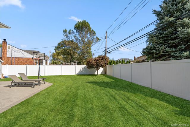 542 N Suffolk Avenue, Massapequa, NY 11758