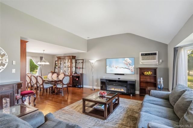 542 N Suffolk Avenue, Massapequa, NY 11758