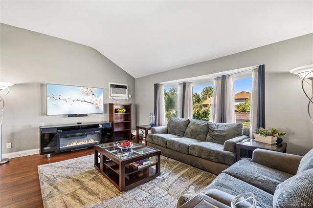 542 N Suffolk Avenue, Massapequa, NY 11758