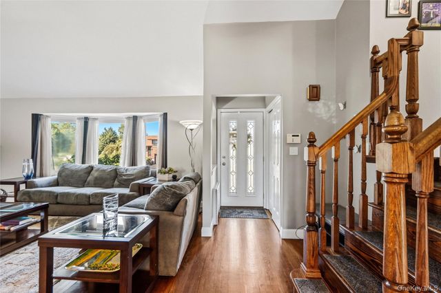 542 N Suffolk Avenue, Massapequa, NY 11758