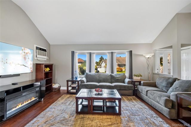 542 N Suffolk Avenue, Massapequa, NY 11758