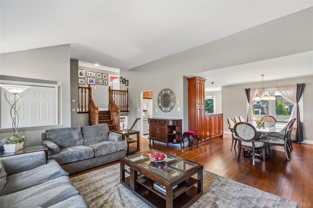 542 N Suffolk Avenue, Massapequa, NY 11758