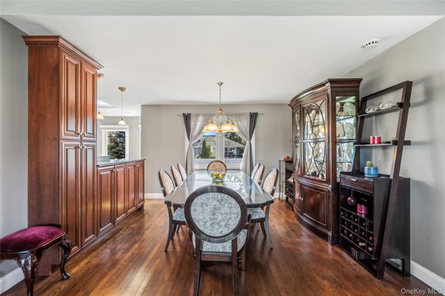 542 N Suffolk Avenue, Massapequa, NY 11758