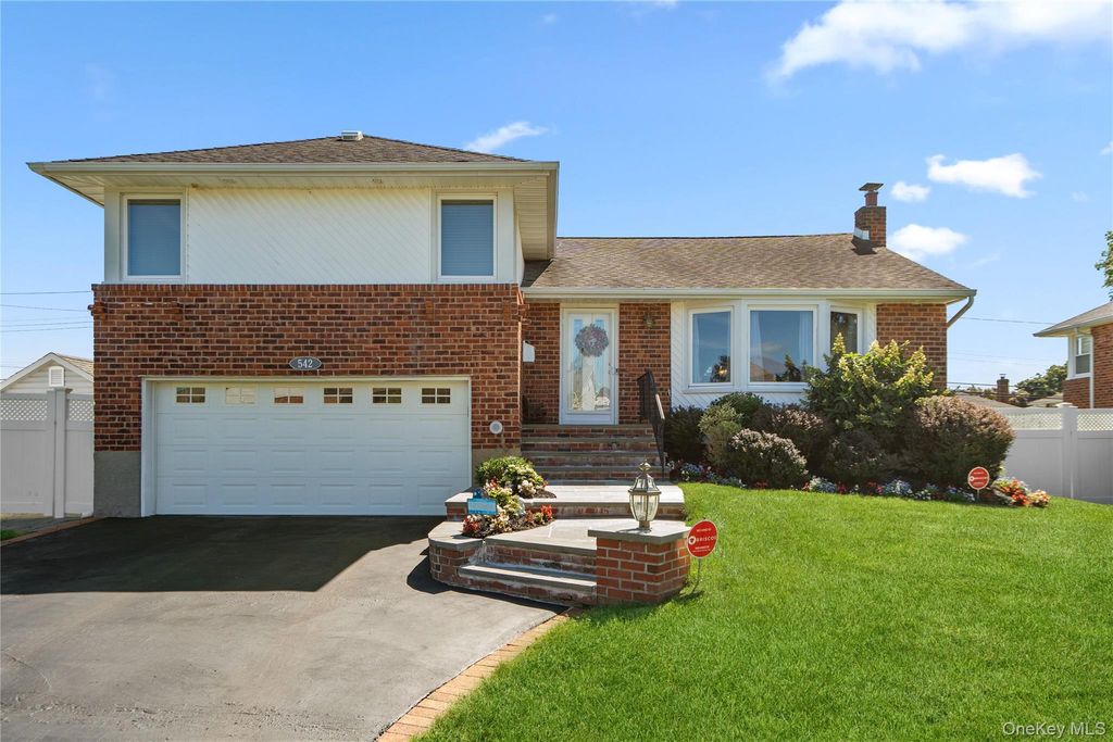 542 N Suffolk Avenue, Massapequa, NY 11758 — exterior