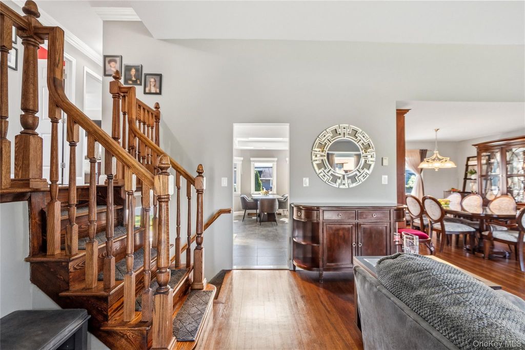 542 N Suffolk Avenue, Massapequa, NY 11758 — photo 4