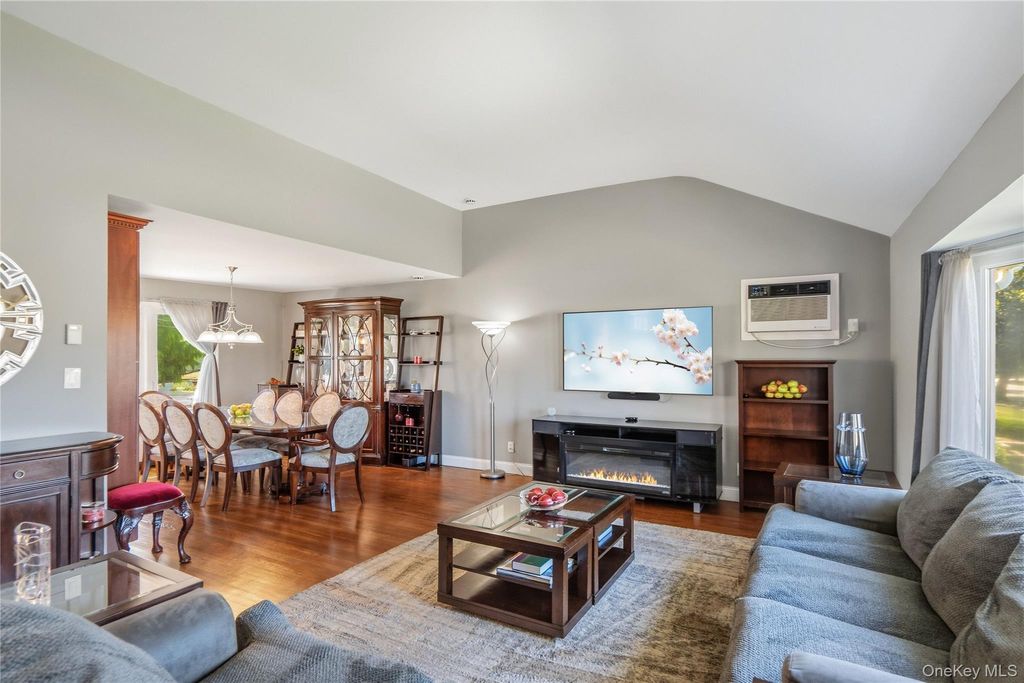 542 N Suffolk Avenue, Massapequa, NY 11758 — photo 5