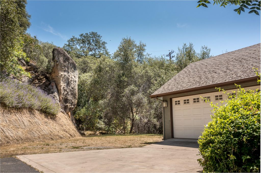 Image 34 of property listing at 41041 Mynatt Drive, Three Rivers, CA 93271