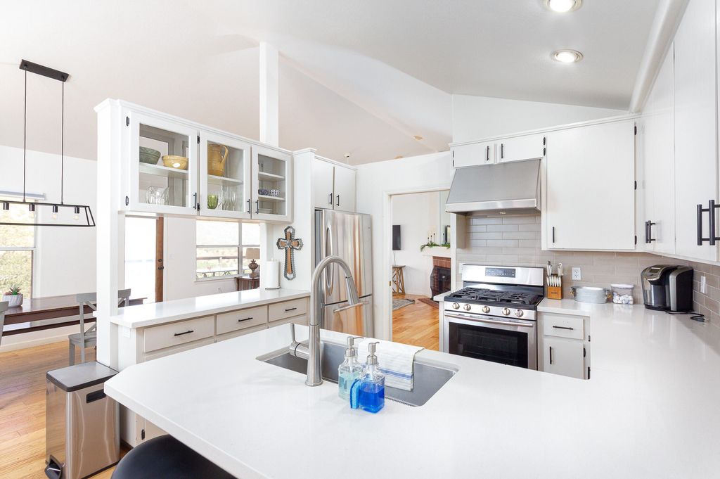 Image 4 of property listing at 41041 Mynatt Drive, Three Rivers, CA 93271