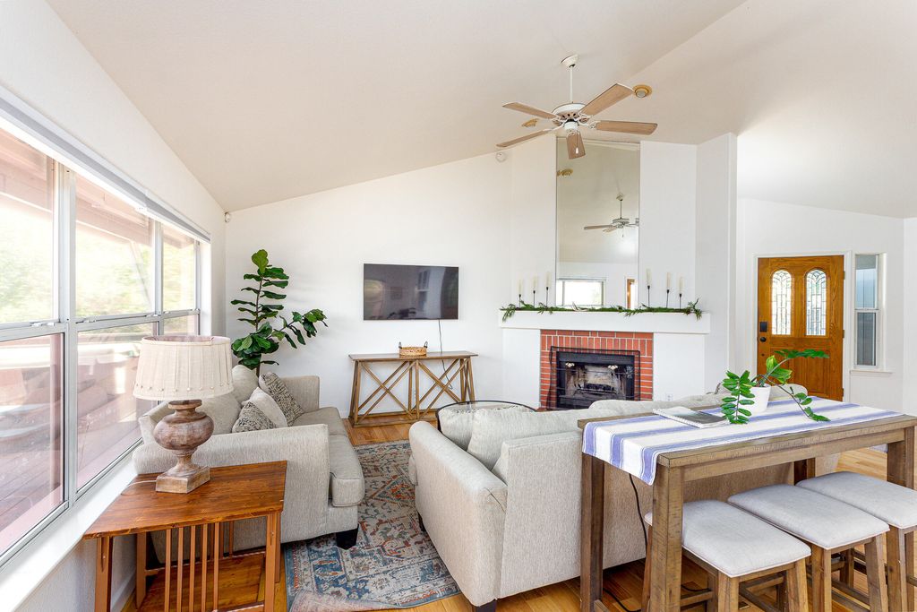Image 7 of property listing at 41041 Mynatt Drive, Three Rivers, CA 93271