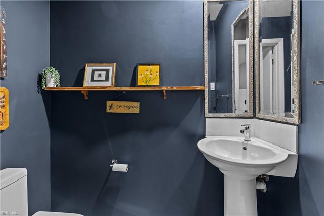 5 Lantern CIR, Newport News, VA 23606