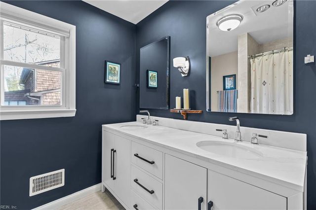 5 Lantern CIR, Newport News, VA 23606