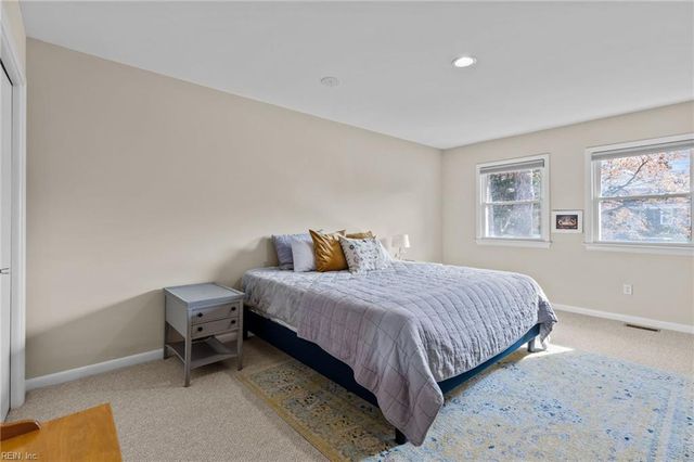 5 Lantern CIR, Newport News, VA 23606