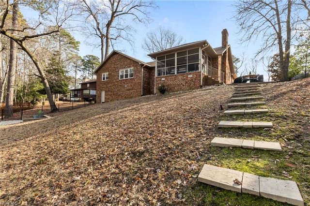 5 Lantern CIR, Newport News, VA 23606