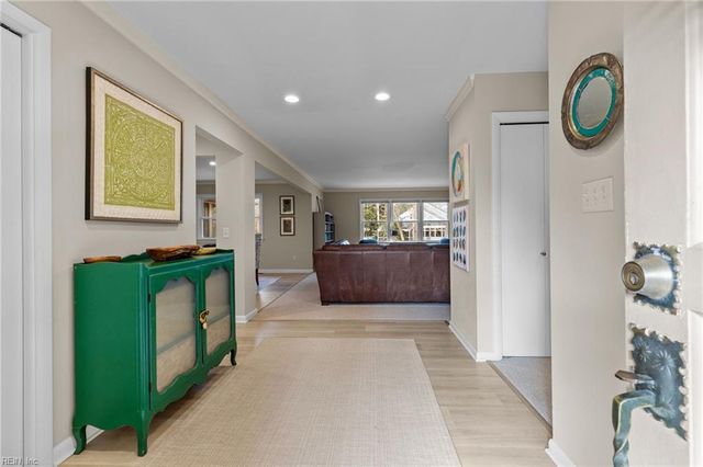 5 Lantern CIR, Newport News, VA 23606