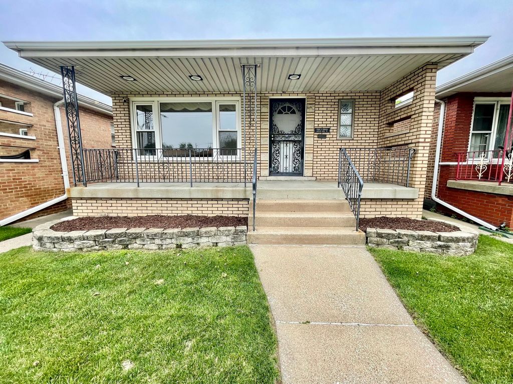 Image 1 of property listing at 10519 S Avenue E, Chicago, IL 60617