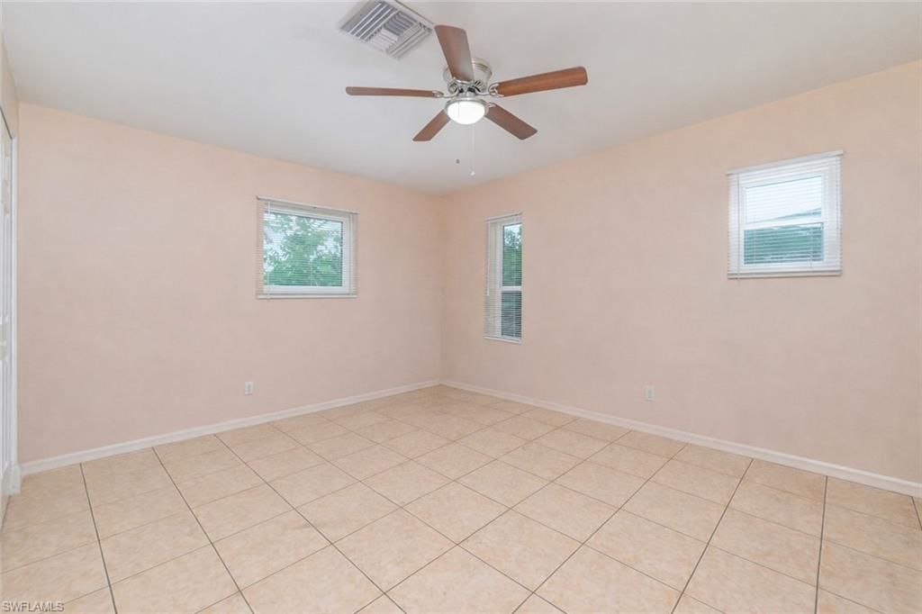Image 7 of property listing at 3043 SW 23rd PL, Cape Coral, FL 33914