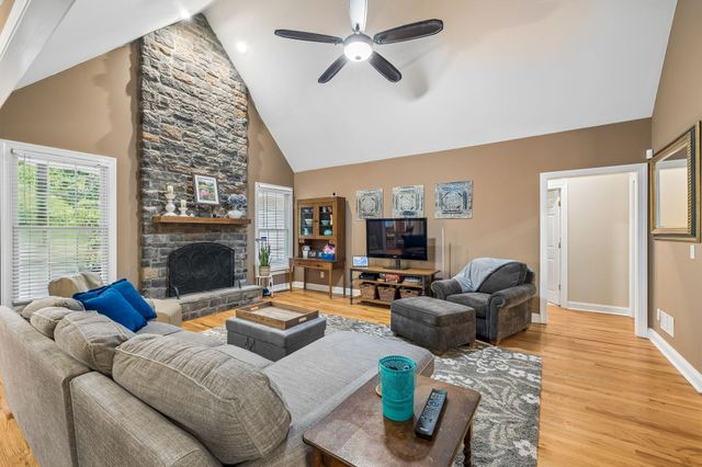 1003 Goldfinch Ct, Kingston Springs, TN 37082