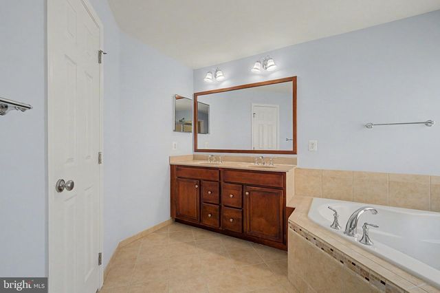 42514 PELICAN DR, Chantilly, VA 20152