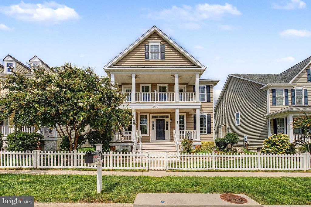 42514 PELICAN DR, Chantilly, VA 20152