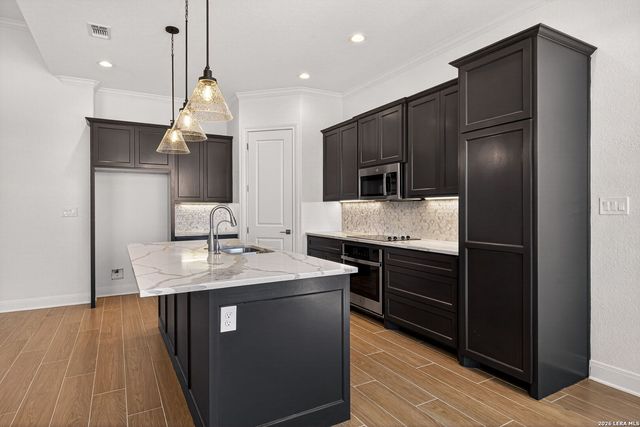 111 John T Court, Castroville, TX 78009