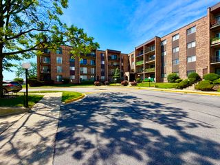 625 W Huntington Commons Road 317, Mount Prospect, IL 60056