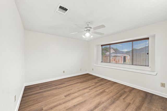 10846 W Mulberry Drive, La Porte, TX 77571