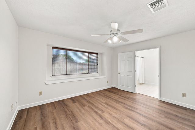 10846 W Mulberry Drive, La Porte, TX 77571