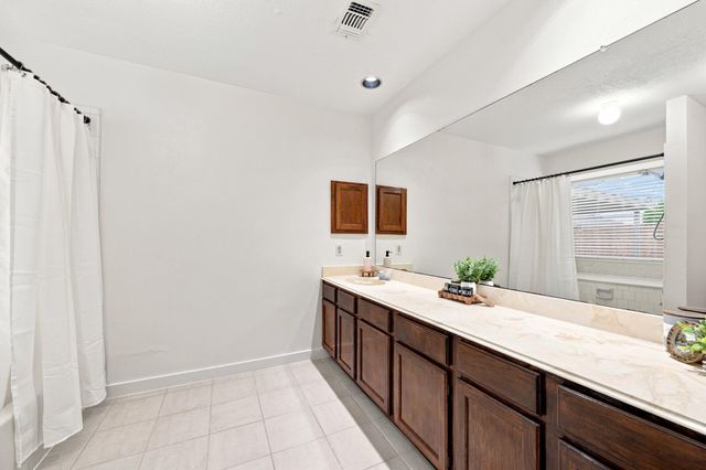 10846 W Mulberry Drive, La Porte, TX 77571