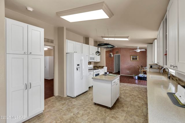 14053 E Race Horse Place, Vail, AZ 85641