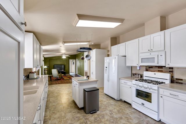 14053 E Race Horse Place, Vail, AZ 85641