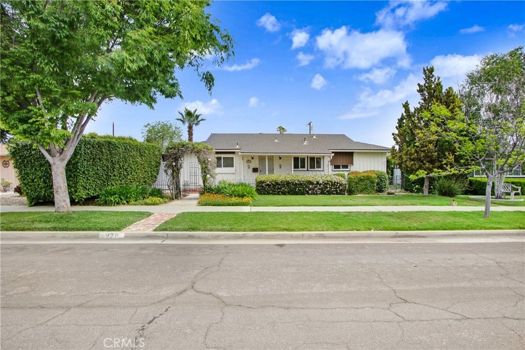 Image 2 of property listing at 927 Alta Loma Drive, Corona, CA 92882
