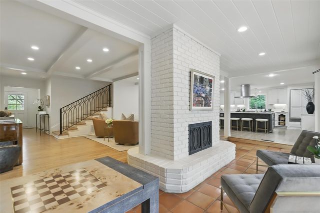 208 Rockwood Park Drive, Fort Worth, TX 76107
