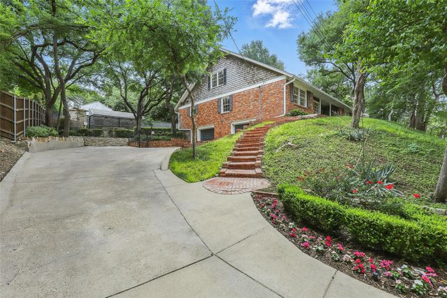 208 Rockwood Park Drive, Fort Worth, TX 76107