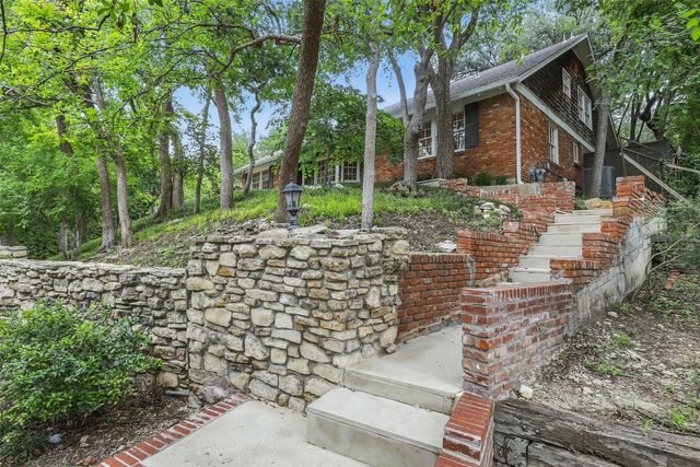 208 Rockwood Park Drive, Fort Worth, TX 76107
