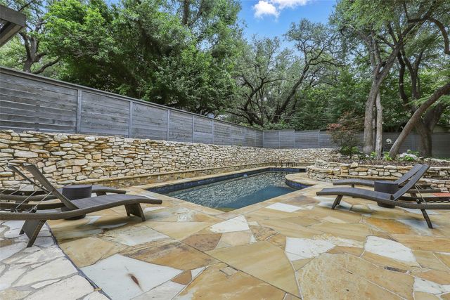208 Rockwood Park Drive, Fort Worth, TX 76107