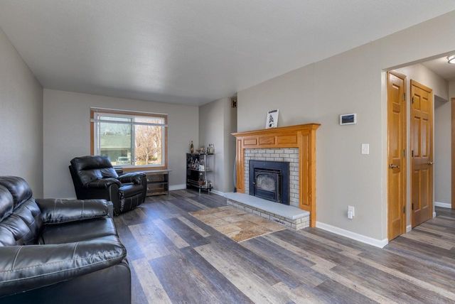 1705 Blackhawk Trail, Waukesha, WI 53186