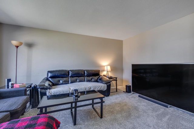 1705 Blackhawk Trail, Waukesha, WI 53186