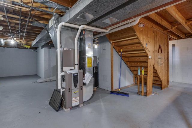 1705 Blackhawk Trail, Waukesha, WI 53186