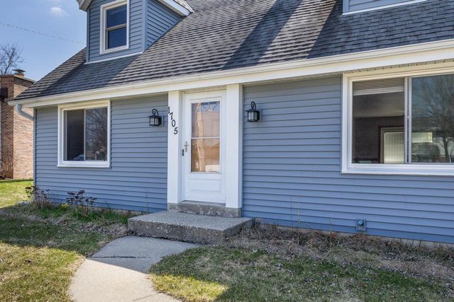 1705 Blackhawk Trail, Waukesha, WI 53186