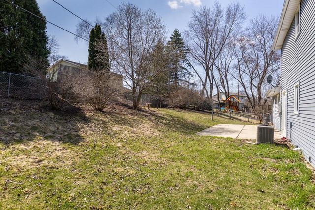1705 Blackhawk Trail, Waukesha, WI 53186