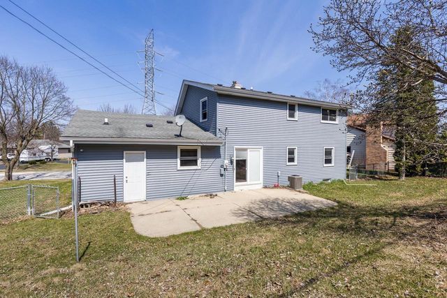 1705 Blackhawk Trail, Waukesha, WI 53186