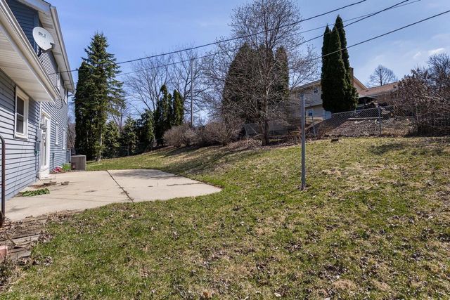 1705 Blackhawk Trail, Waukesha, WI 53186