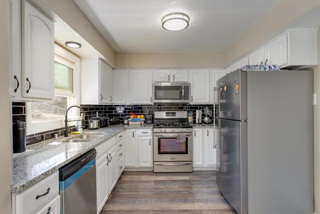 1705 Blackhawk Trail, Waukesha, WI 53186