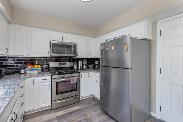 1705 Blackhawk Trail, Waukesha, WI 53186