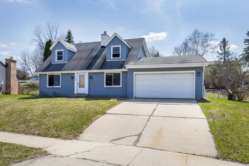 1705 Blackhawk Trail, Waukesha, WI 53186