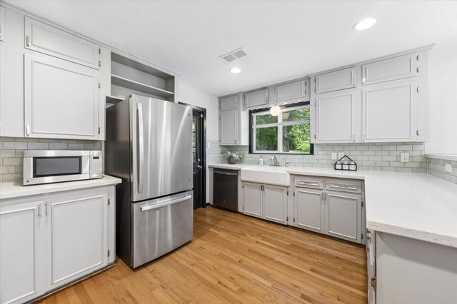 5242 Beechnut Street, Houston, TX 77096