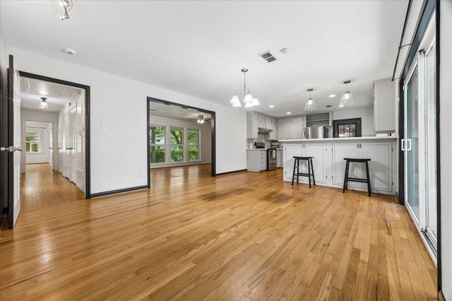 5242 Beechnut Street, Houston, TX 77096