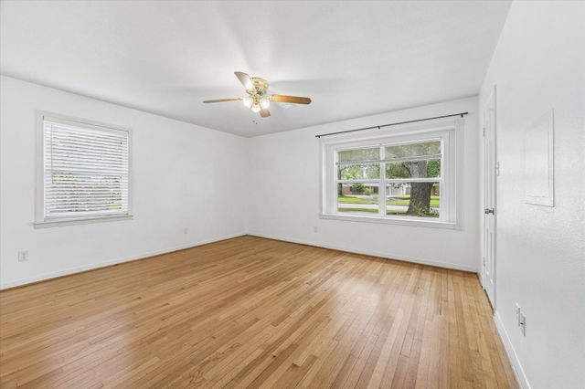 5242 Beechnut Street, Houston, TX 77096