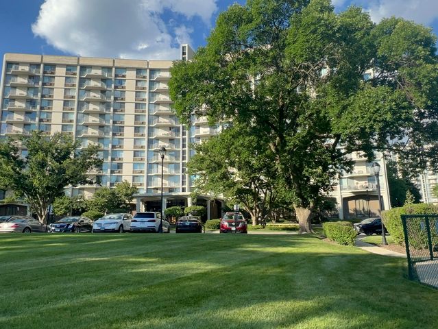 20 N Tower Road 9D, Oak Brook, IL 60523